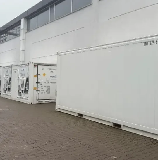 Temperature-controlleda ArcticStore containers installed on-site for carbon fiber storage at –18°C, supporting aerospace manufacturing and scalable cold storage capacity.