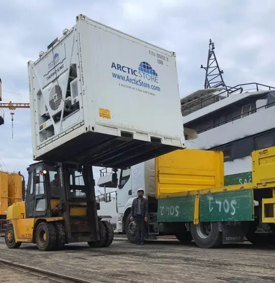 Shipyards in Turkey implemented temperature-controlled containers to store battery systems safely at +15°C to +20°C, ensuring performance and operational efficiency without building new infrastructure.